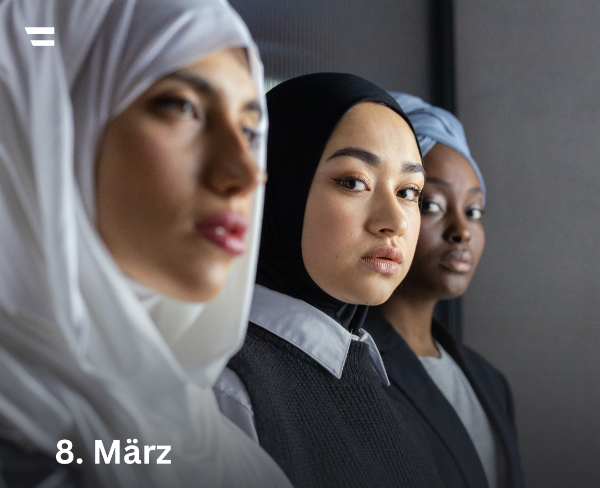 Drei Frauen mit Kopftuch schauen in die Kamera. Darunter steht der Titel "8. März: Internationaler feministischer Kampftag"